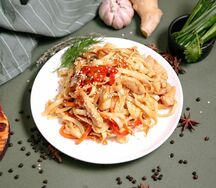 Удон с куриным филе в сливочно-чесночном соусе