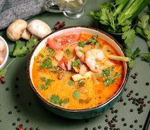 Том Ям с креветкой и кальмарами с рисовой лапшой