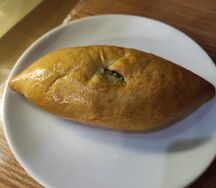 Пирожок с зеленым луком и яйцом