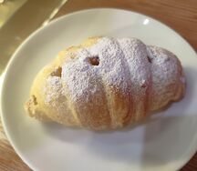 Круассан с вареной сгущенкой