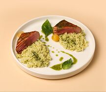 Стейк из тунца с пастой орзо и соусом песто