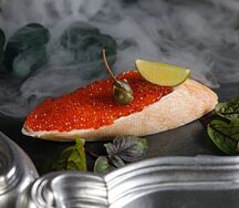 Брускетта с красной икрой