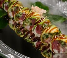 Ролл с тунцом и авокадо