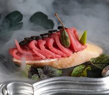 Брускетта с тунцом