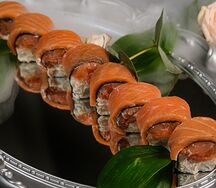 Ролл с лососем и сыром креметте