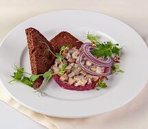 Салат из свеклы с чесноком с сельдью