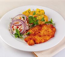 Шницель из свинины с картофелем и маринованной капустой