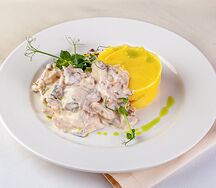 Фрикассе из куриной грудки с грибами с пюре из картофеля