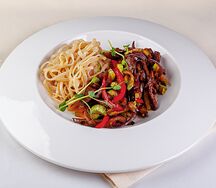 Острая телятина с овощами и пастой