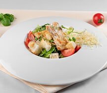 Салат Цезарь с куриной грудкой