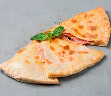 Кальцоне с ветчиной