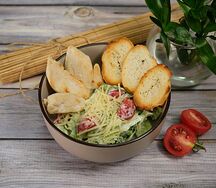 Салат Цезарь с курицей
