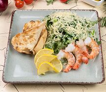 Цезарь с тигровыми креветками