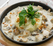 Куриное филе в сливочно-грибном соусе