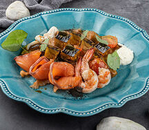 Теплый салат с морепродуктами