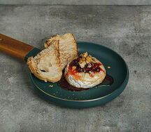 Камамбер с брусничным конфитюром