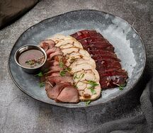 Дощечка мясных деликатесов