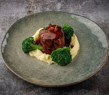 Филе миньон с демиглас и брокколи