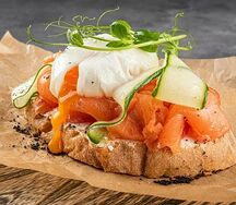 Брускетта с лососем
