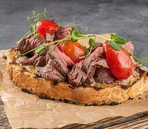 Брускетта с ростбифом