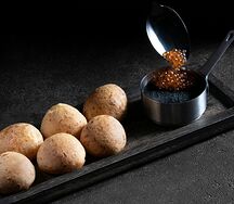 Рийет из копченого лосося с красной икрой и сырными пампушками