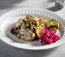 Бефстроганов с огурцами в бурбоне и молодым картофелем