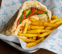 Гиро на чесночном соусе с сулугуни и огурцом