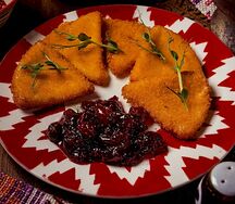 Жареный сулугуни с клюквенным соусом