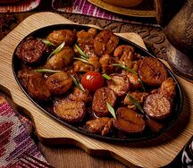 Томленая курица с овощами и соусом Аджика