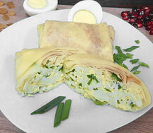 Блинчик с зеленым луком и яйцом