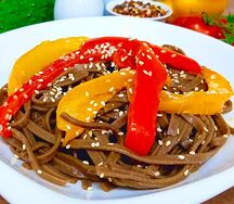Лапша гречневая с овощами в устричном соусе