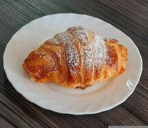 Круассан сдобный с малиновым джемом