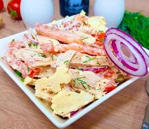Салат с курицей и омлетом