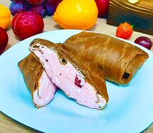Блинчик кофейный с вишней и сливками