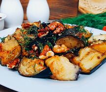 Баклажаны жареные с чесноком и грецким орехом
