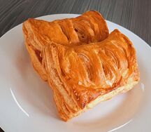 Слойка с сыром и ветчиной