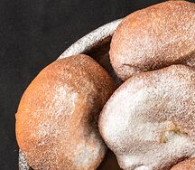 Пончик с шоколадной начинкой