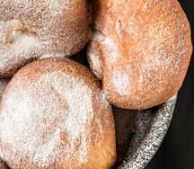 Пончик с заварным кремом