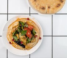 Хумус с баклажанами и томатами