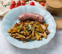 Обжаренный картофель с грибами, луком и купатами
