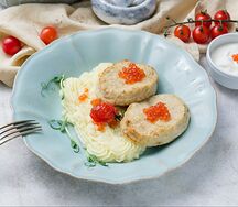 Щучьи котлеты с картофельным пюре и икорно-сливочным соусом