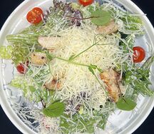 Салат Цезарь с курицей