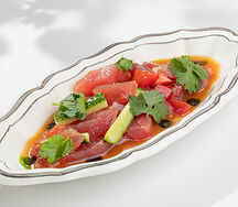 Тунец с пряным соусом и огурцом