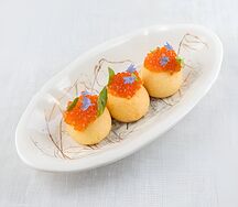 Картофельный шу с икрой форели