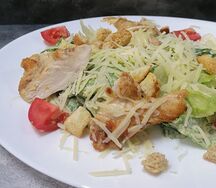 Салат Цезарь с курицей