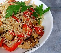 Wok с рисовой лапшой и индейкой