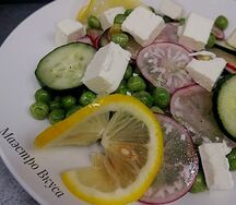 Салат с горошком и фетой