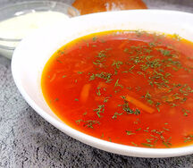Борщ домашний с чесночной булочкой