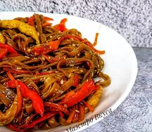Wok с гречневой лапшой, курицей и овощами