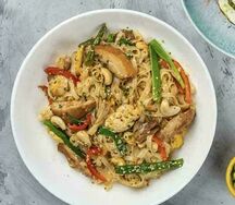 Рисовая лапша с жареным куриным бедрышком